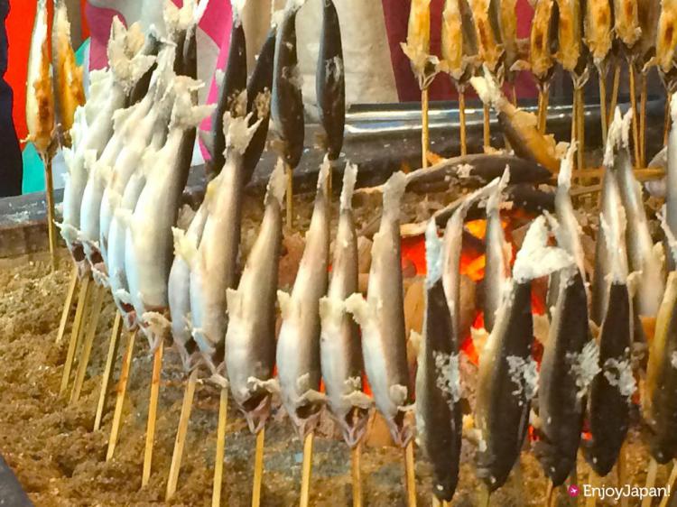 伏見稻荷大社的初次參拜路邊攤販所販售的鹽烤香魚