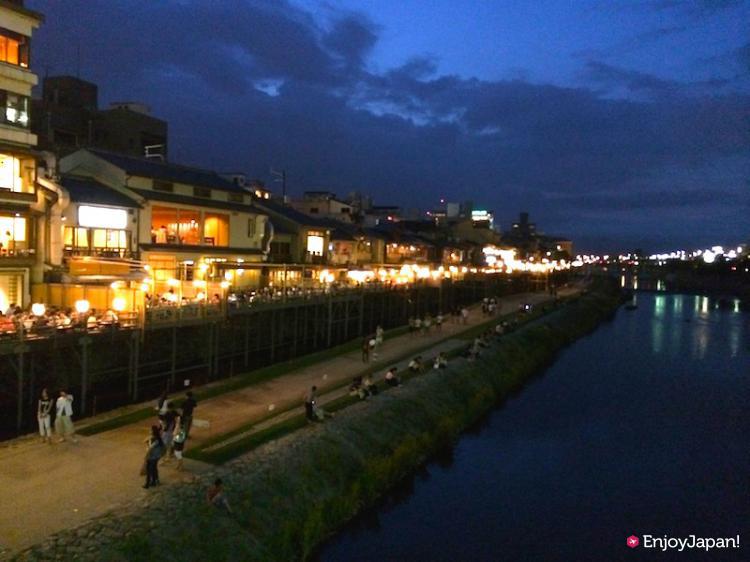京都鴨川沿岸的床席