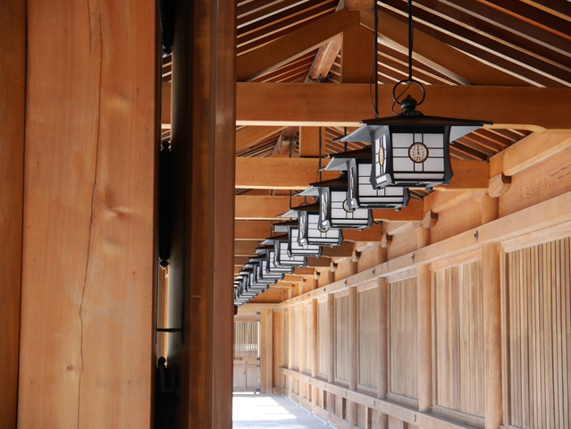 以日本的誕生之地以聞名的「橿原神宮」！作為奈良的能量景點亦很受歡迎，接觸傳統的建築物來進行一個時間之旅吧！
