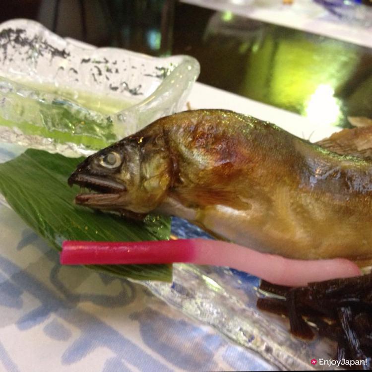 貴船ひろ文(hirobun)川床料理的鹽烤鮎魚
