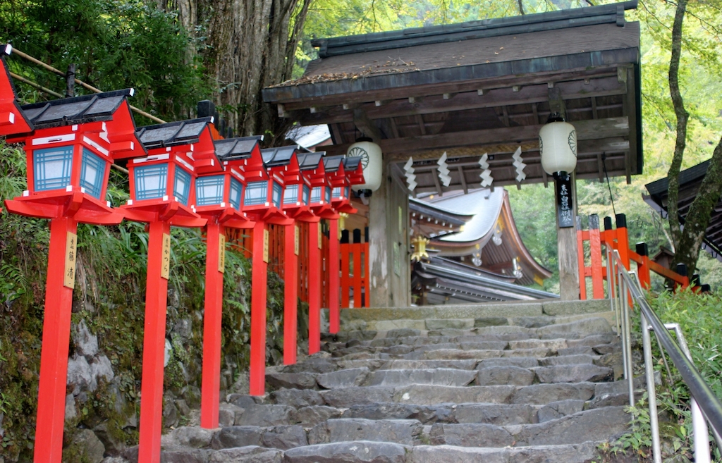 京都旅行必訪的能量景點！走訪水與結緣神明而聞名的「貴船神社」，一同玩賞夏季的川床料理、秋季的夜楓吧！