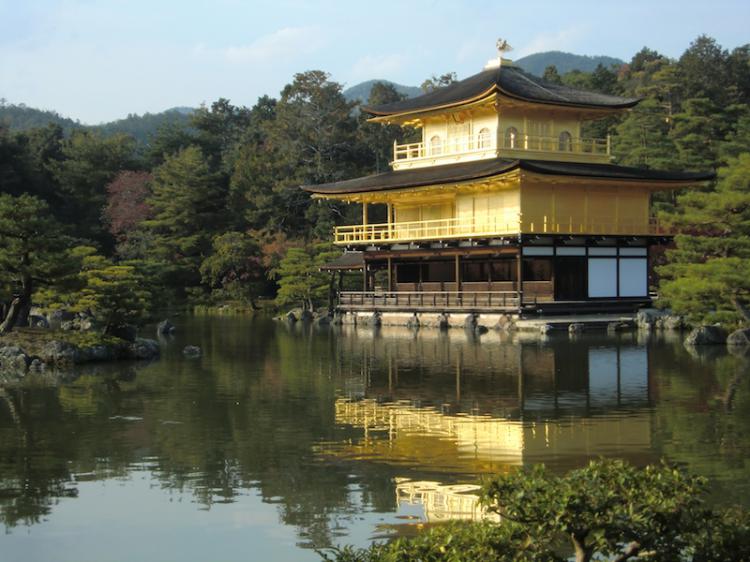 金箔覆蓋下的京都世界遺產「金閣寺」！代表世界的優美姿態堪稱絕景！