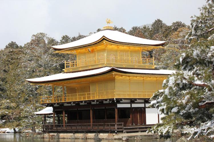 雪景金閣寺