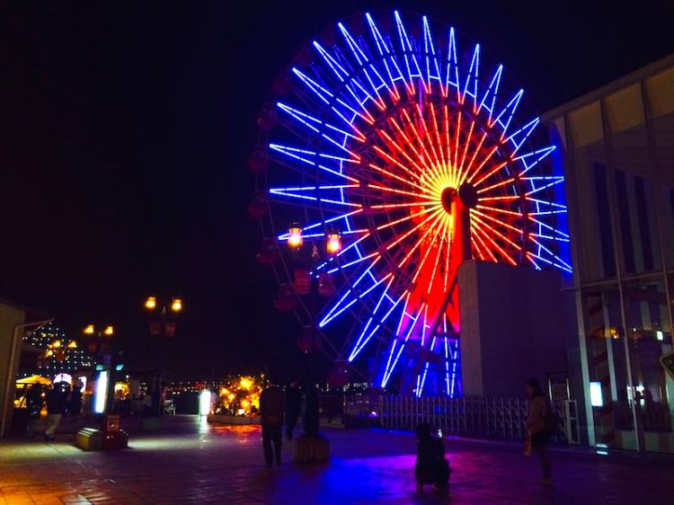 跟著情侶一起去「臨海樂園」的「馬賽克廣場摩天輪」約會，欣賞神戶的夜景吧！