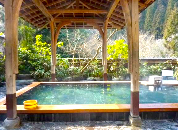 KURAMA溫泉的露天浴池