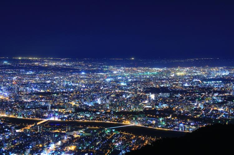 俯瞰札幌大街小巷！介紹被譽為戀人聖地的日本新三大夜景之一「藻岩山展望台」的約會勝地