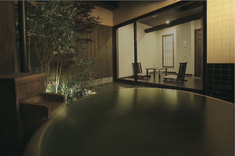 體驗露天浴池與岩盤浴所帶來的驚豔！大阪知名超級錢湯「延羽之湯 鶴橋」為何？