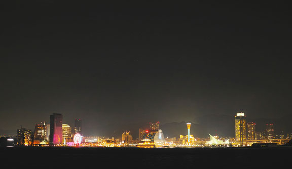 欣賞神戶夜景的秘密基地港灣人工島「潮騷公園（西公園）」！也是夏天觀賞「神戶港海上花火大會」的超高人氣的公園，都將通通介紹給您！