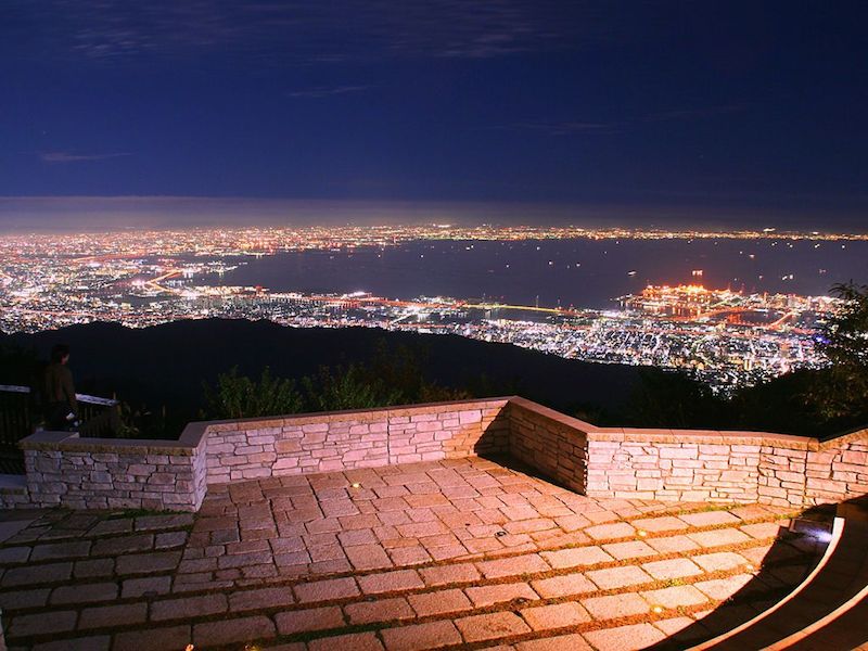 身為日本夜景100選的夜景景點神戶六甲山！去欣賞「六甲花園露台」的全景絕色吧！