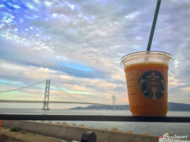 將咖啡與美景一網打盡，可以眺望明石海峽大橋絕景的「星巴克神戶西舞子店」！