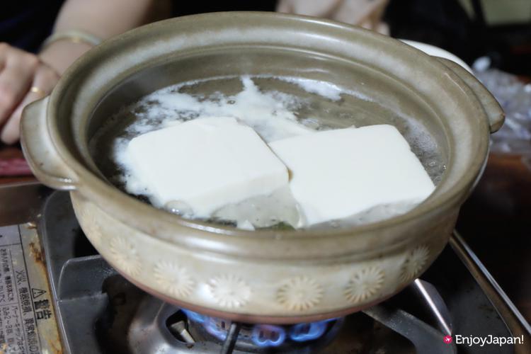 浮在鍋中的竹村湯豆腐