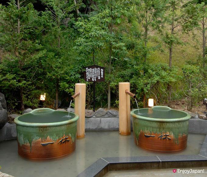 露天浴池滝之湯的 陶器浴池 